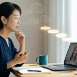オンライン英会話で話そうとすると言葉が出ず、考え込む社会人女性