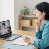 英語コーチングの無料カウンセリングで質問をメモする女性