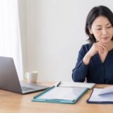 2つの英語コーチングサービスを比較して乗り換えを検討する女性