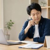 英語コーチングの契約前に内容を比較検討する社会人