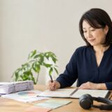 過去の学習成果を生かして英語コーチングへの再挑戦を計画する女性