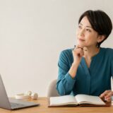 新しい教材を買う前に英語学習計画を見直す女性