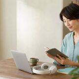英語コーチング終了後に自分で学習計画を確認する女性