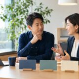 3ヶ月の英語コーチングで学習の変化を確認する社会人とコーチ