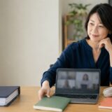 英語コーチングを辞めた後に独学やオンライン英会話など次の学習方法を考える女性
