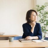 英語コーチングを一区切りにして次の学習計画を考える女性