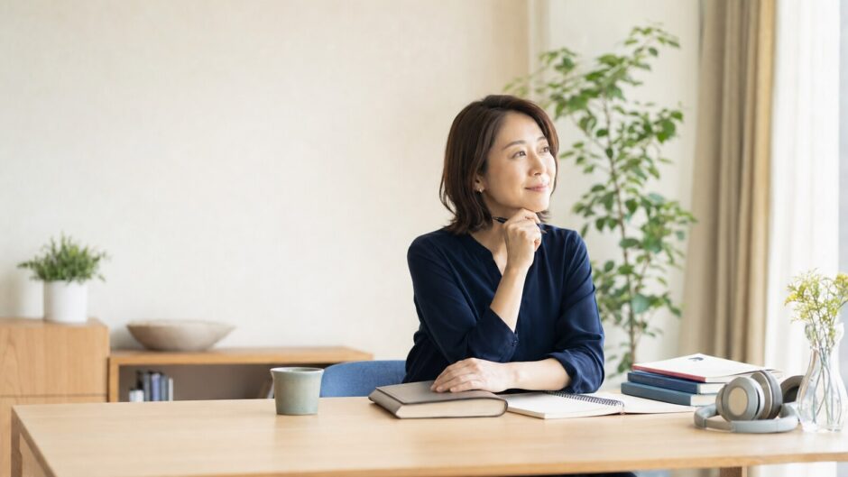 英語コーチングを一区切りにして次の学習計画を考える女性