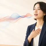 喉や首の力を抜き声と息を流しながら英語を話す社会人