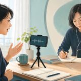 英語スピーキングをスマートフォンで録音し落ち着いて聞き返して振り返る学習者