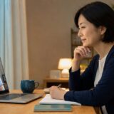 英語コーチとの相性についてオンライン面談で考える大人の女性