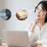 英語の音を意味や場面へつなげながらリスニングする女性