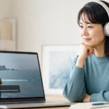 英語字幕を使いながらリスニング学習をする女性