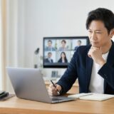 外資系転職に向けて求人と英語学習計画を確認する社会人