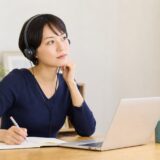 英語のリスニング学習中に一瞬意識がそれた女性