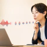 ネイティブ音声を聞いて発音を真似するが音が細かく途切れる英語学習者