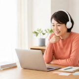 英語が聞き取れる楽しさを感じながら学習する女性