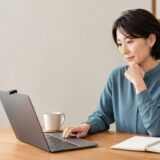 オンライン英会話の再開を前に少し緊張しながら準備する英語学習者