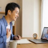 オンライン英会話のレッスン前に短い英語を準備する社会人