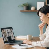 オンライン英会話の講師を固定するか比較している英語学習者