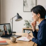 準備をしながら落ち着いてオンライン英会話を受ける社会人初心者