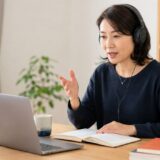 スクリプトを見ながら英語音声に合わせてオーバーラッピングする社会人女性
