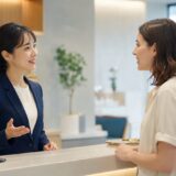 外国人客を英語で案内する日本人接客スタッフ