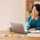 長期の英語学習計画を自宅で考える女性