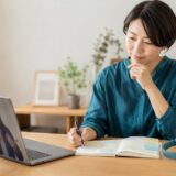 オンラインで英語コーチの助言を受けながら学習計画を考える女性