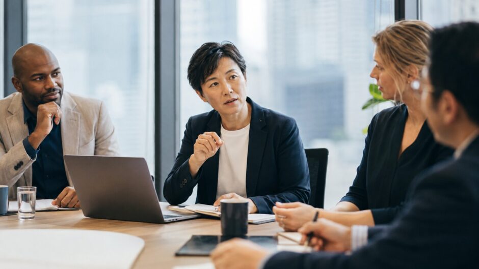 国際会議で現地スタッフへ意見を伝える日本人駐在員