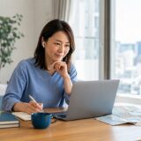 海外の自宅でオンライン英語コーチングを受ける駐在中の日本人女性