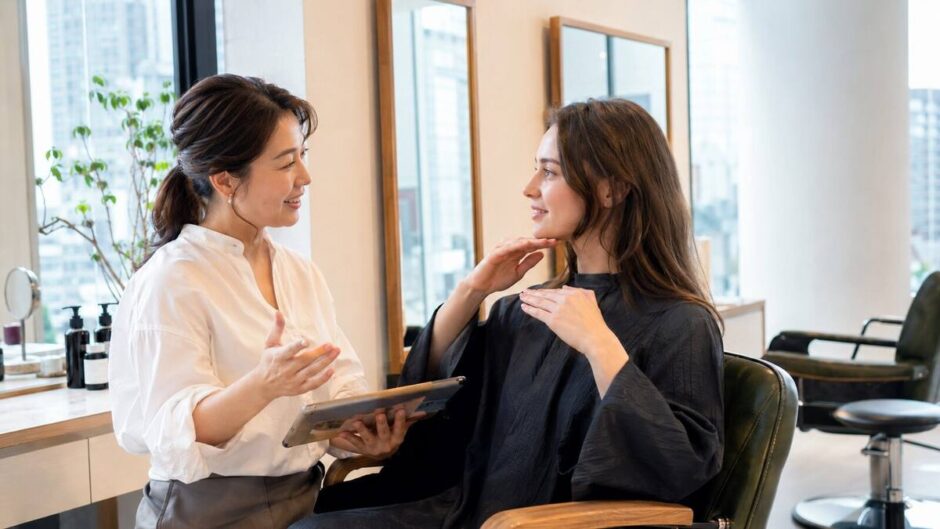 外国人客の希望する髪型を英語で確認する日本人美容師