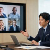 海外子会社の責任者と英語でオンライン会議を行う本社担当者