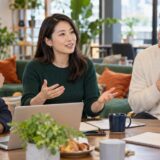 英語のグループ会話で中断後に落ち着いて自分の話を再開する日本人話者