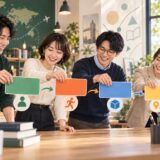 英語の主語・動詞・目的語・追加情報を表す色分けカードを順番に並べる大人の学習者