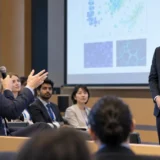 国際学会の英語質疑応答で質問を聞く日本人研究者