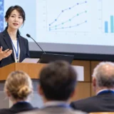 国際学会で短いメモを使いながら英語発表する日本人研究者